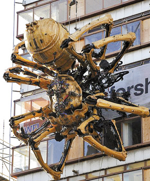 15米長巨型蜘蛛機械裝置亮相城市樓宇，創(chuàng)意藝術(shù)引發(fā)熱議